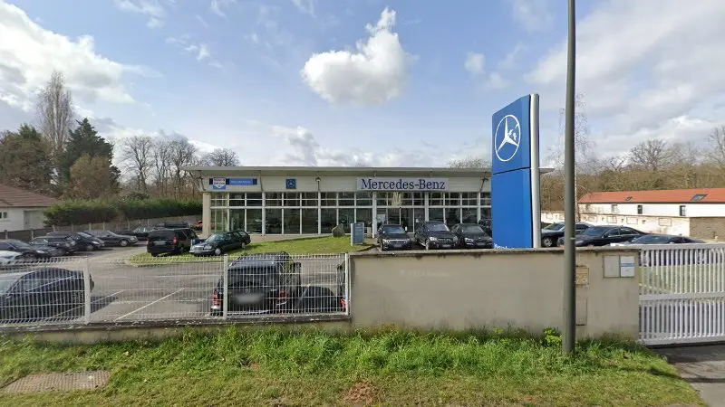 Vue de la rue devant AUTOHAUS 60 Smart Service, Gouvieux
