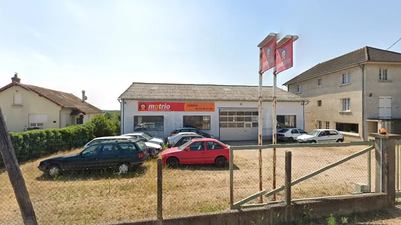 Vue de la rue devant Chassaing Garage Automobile, Broût-Vernet
