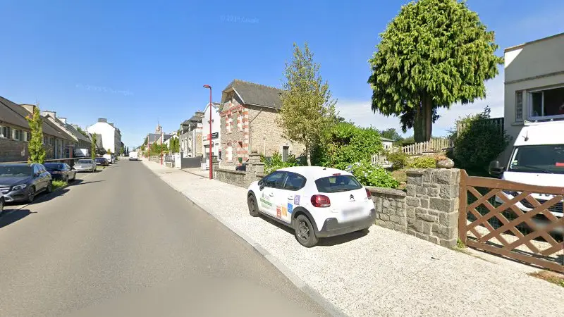 Vue de la rue devant GARAGE ANDRIEUX ROBERT - Citroën, Plœuc-L'Hermitage