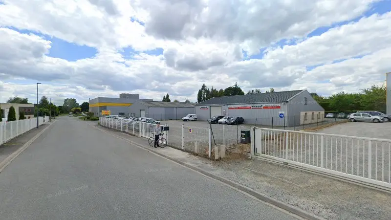 Vue de la rue devant Garage De La Fontenelle, Domagné