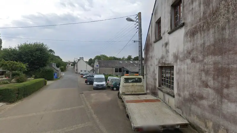 Vue de la rue devant Boulanger Père et Fils, Plougonven