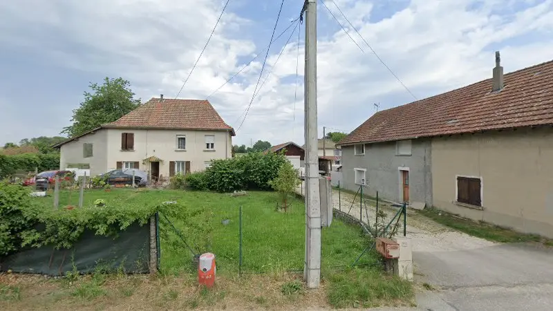 Vue de la rue devant BS AUTO 38, La Bâtie-Montgascon