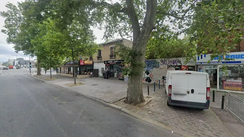 Vue de la rue devant Auber-Cars, Aubervilliers