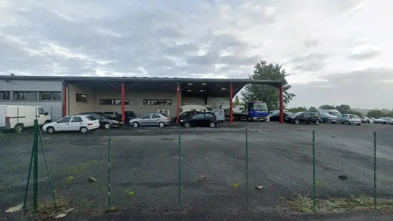 Vue de la rue devant Garage Labrugnas, Payzac