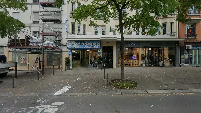 Vue de la rue devant Eurorepar Sud Est Automobiles, Paris