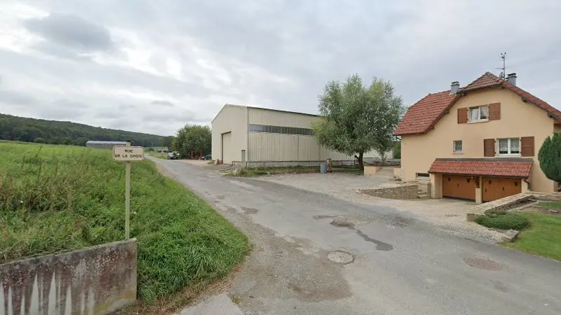 Vue de la rue devant ATELIER PASSION MOTO, Fêche-l'Église