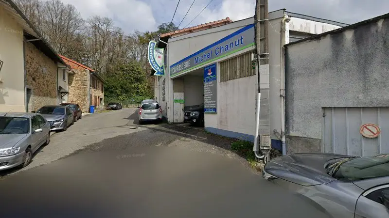 Vue de la rue devant Carrosserie Chanut, Isle