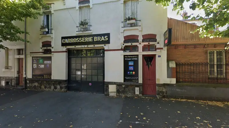 Vue de la rue devant Carrosserie Bras, Clermont-Ferrand