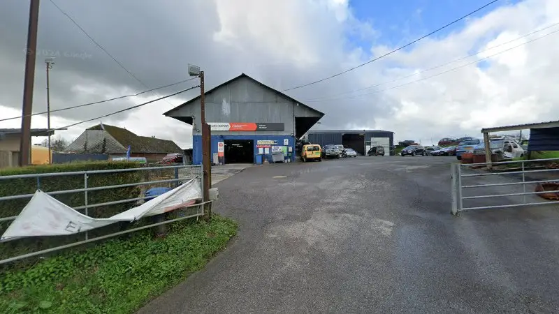 Vue de la rue devant Garage Tournay J.N., Iviers