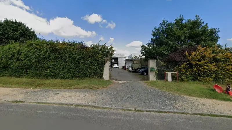 Vue de la rue devant Casse Auto Du Veron, Savigny-en-Véron