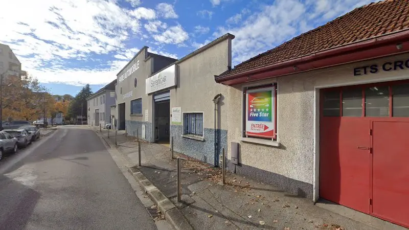 Vue de la rue devant SERENICAR - FAVRE AUTOMOBILE, Annecy