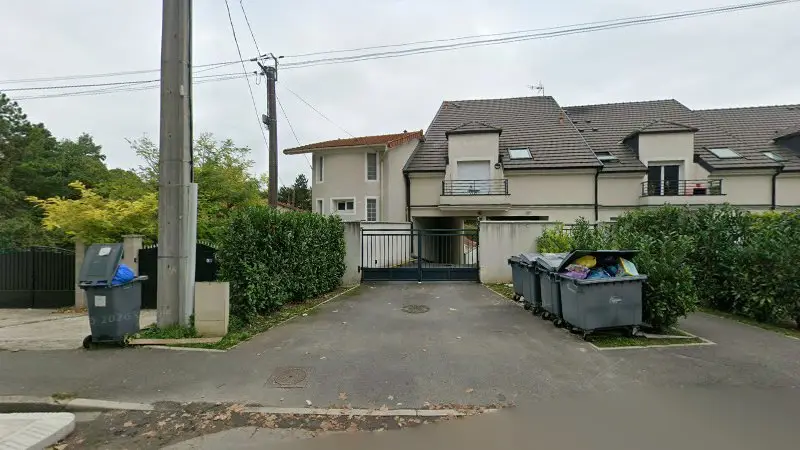 Vue de la rue devant IGMN TRADE, Villiers-le-Bel