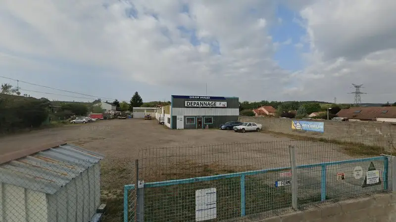 Vue de la rue devant Garage Lhuillier, Mattaincourt