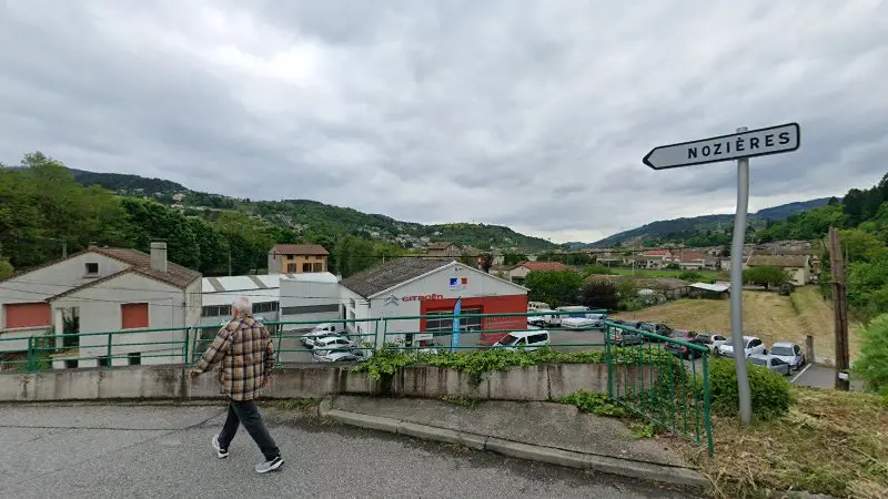 Vue de la rue devant Garage des Stades - Citroën, Lamastre