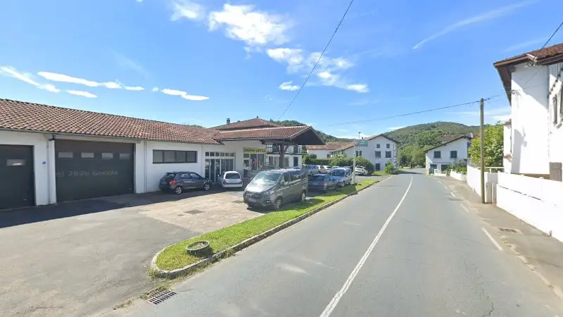 Vue de la rue devant Garage Endara Frères, Saint-Pée-sur-Nivelle