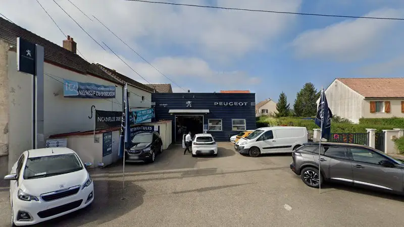 Vue de la rue devant Peugeot - Garage Ganier, Longecourt-en-Plaine