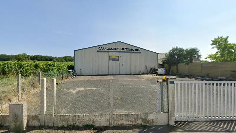 Vue de la rue devant carrosserie lendro, Bellevigne-les-Châteaux