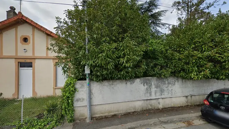 Vue de la rue devant Carrosserie Dimitri, Saint-Yrieix-sur-Charente