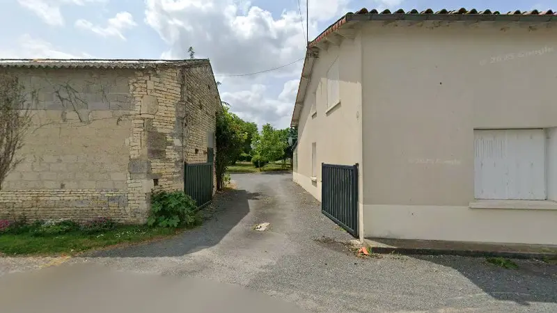 Vue de la rue devant Garage LEON DAVID, Fontenille-Saint-Martin-d'Entraigues