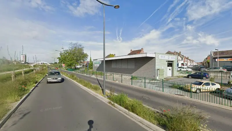 Vue de la rue devant Sécuritest Contrôle Technique Automobile Saint Pol Sur Mer - Quai Wilson, Dunkerque