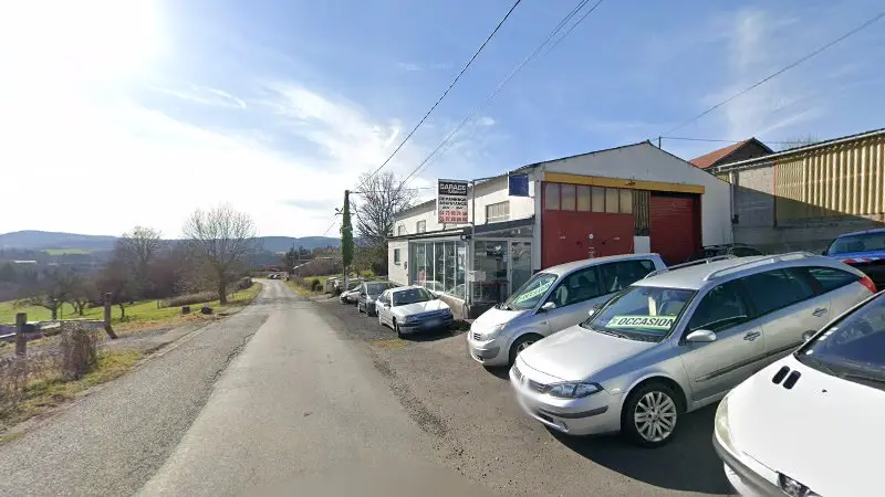 Vue de la rue devant Garage Dubosclard, Saint-Pierre-le-Chastel