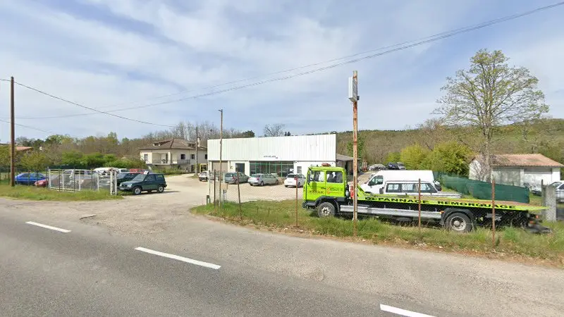 Vue de la rue devant Moto Auto 70.Scie-Cesbron SARL, Barbaste