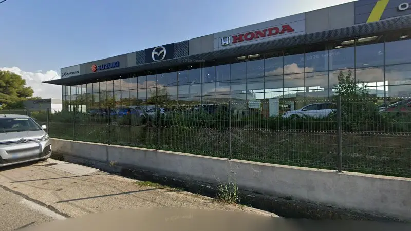 Vue de la rue devant Suzuki Service at JAPASUD, Aubagne