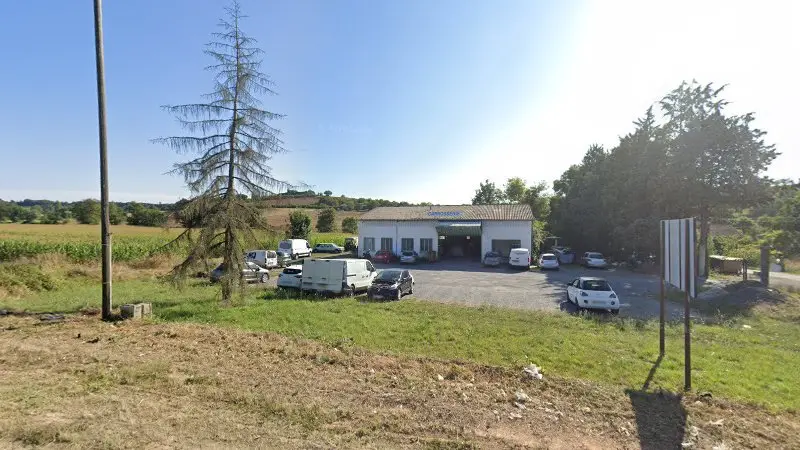 Vue de la rue devant Carrosserie calvet, Puygouzon
