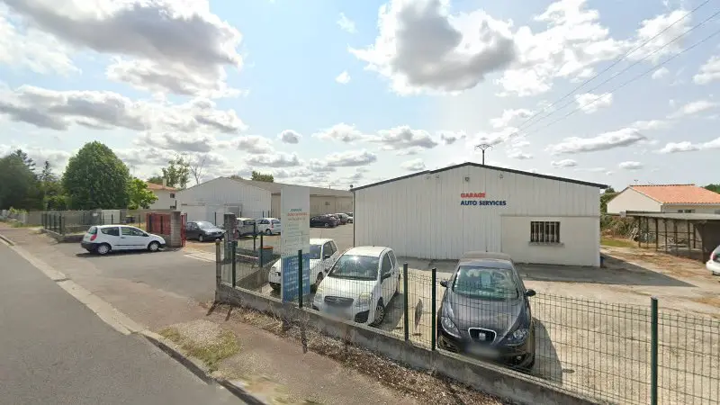 Vue de la rue devant Carrosserie & Garage Sas Autos Services, La Couronne
