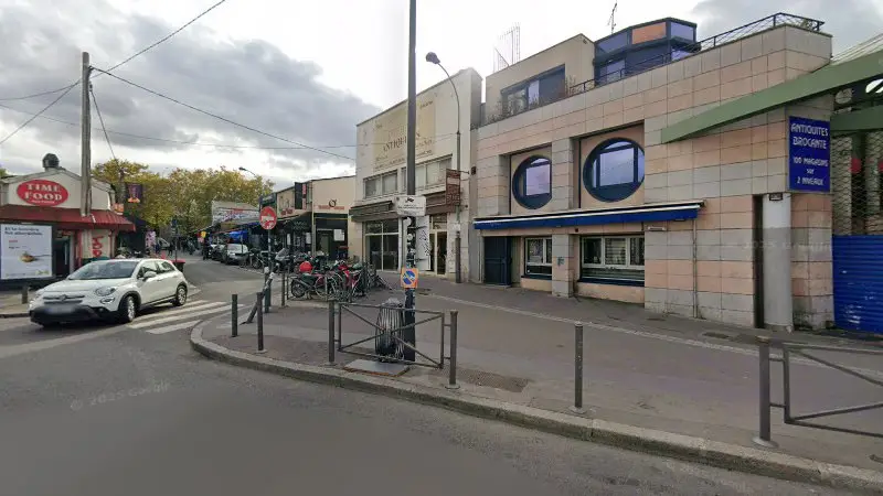 Vue de la rue devant Clignancourt Pièces Auto, Saint-Ouen-sur-Seine