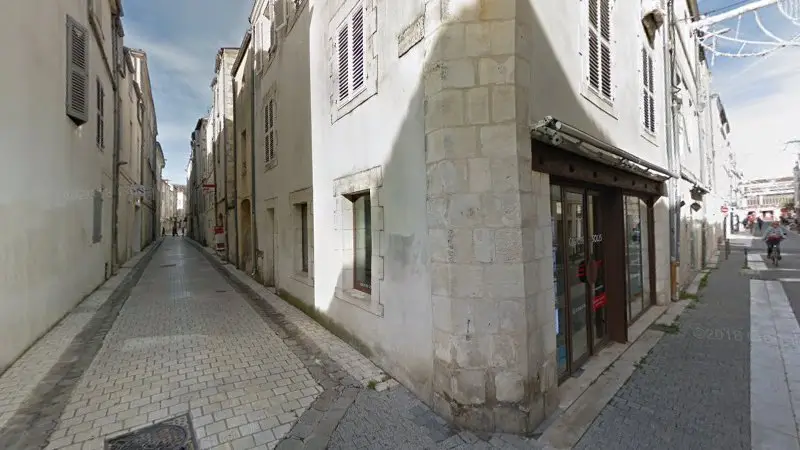 Vue de la rue devant Groupe Automobile Philippe Marquet, La Rochelle