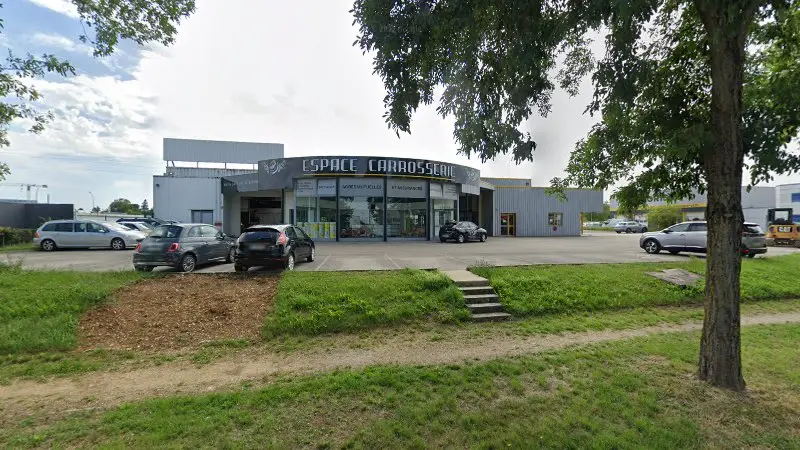Vue de la rue devant Espace Carrosserie SARL, Dijon