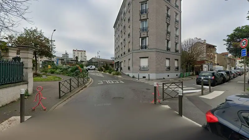 Vue de la rue devant St Savalli Automobile, Rosny-sous-Bois