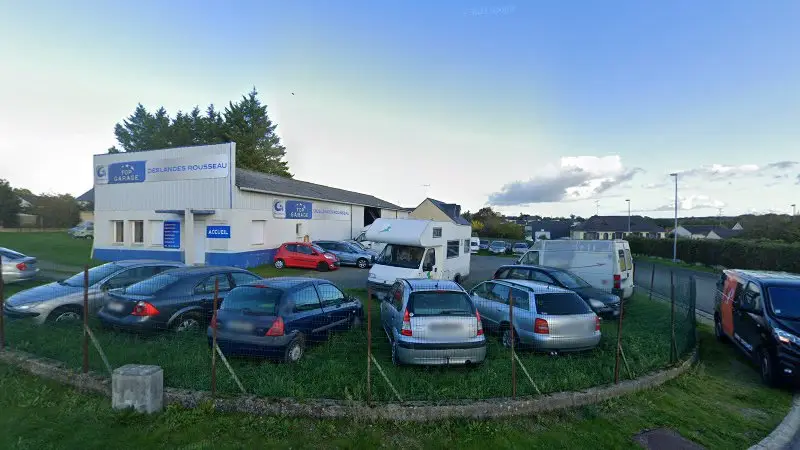 Vue de la rue devant TOP GARAGE - GARAGE DESLANDES ROUSSEAU, Château-Gontier-sur-Mayenne