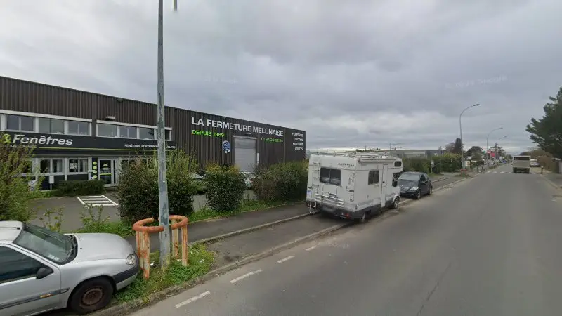 Vue de la rue devant Italian Sport Garage Trident, Vaux-le-Pénil