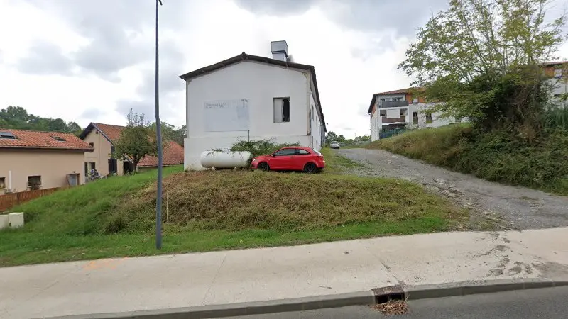 Vue de la rue devant JC Carrosserie, Saint-Martin-de-Seignanx
