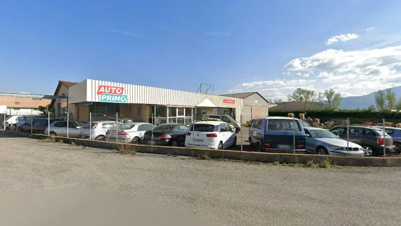 Vue de la rue devant Garage Autoprimo LM Automobiles, Laragne-Montéglin