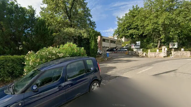 Vue de la rue devant Littoral Contrôle, La Gaude