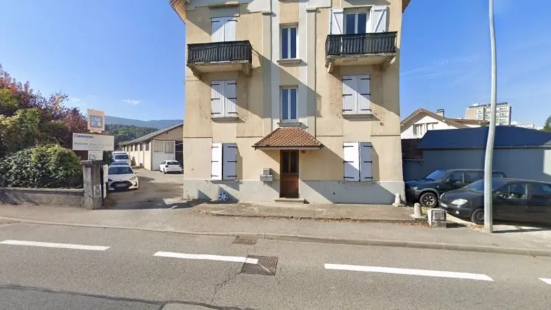 Vue de la rue devant Carrosserie Peinture Minniti-Sinapin, Cognin