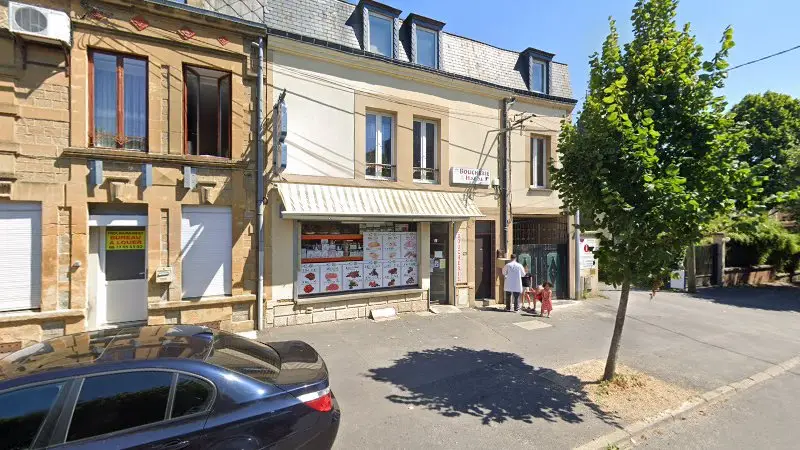 Vue de la rue devant Berhil Hassan, Charleville-Mézières