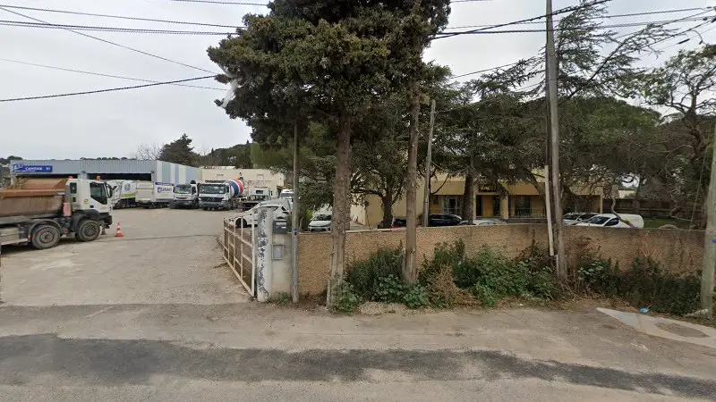 Vue de la rue devant Garage Caneau, La Seyne-sur-Mer
