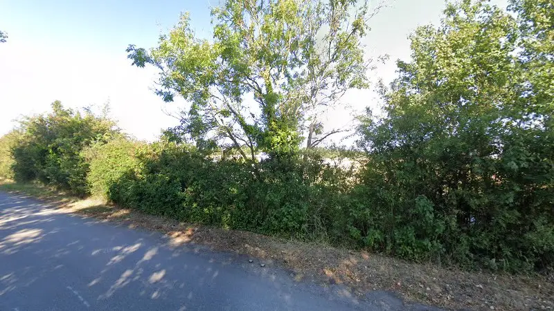 Vue de la rue devant Mécanique Précision Ouest (M.P.O.), Moult-Chicheboville