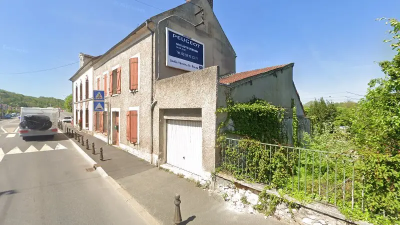 Vue de la rue devant Midi Auto Vernon, Bonnières-sur-Seine