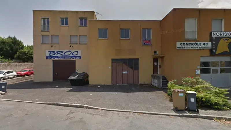 Vue de la rue devant SARL AUTOS PRESTIGE 43, Brives-Charensac