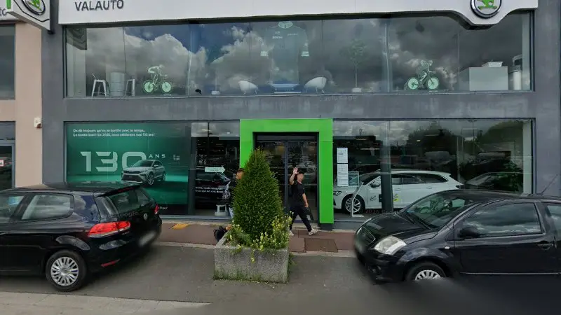 Vue de la rue devant Škoda Service at VALAUTO SA, Lambersart