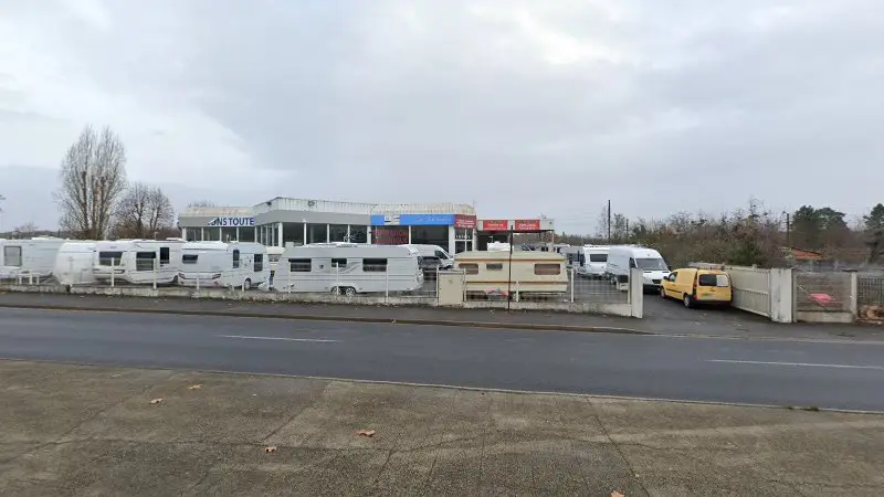 Vue de la rue devant Garage Du Lys, Dammarie-les-Lys