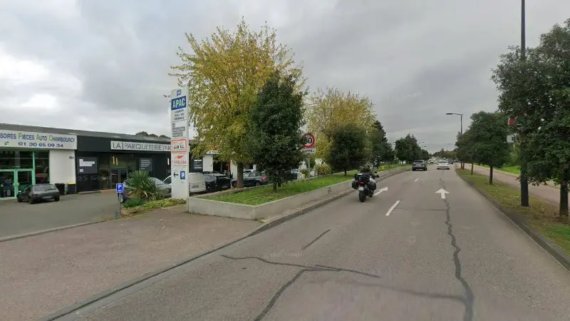 Vue de la rue devant Gefauto Distribution APAC - Accessoires Pieces Autos Chambourcy, Chambourcy