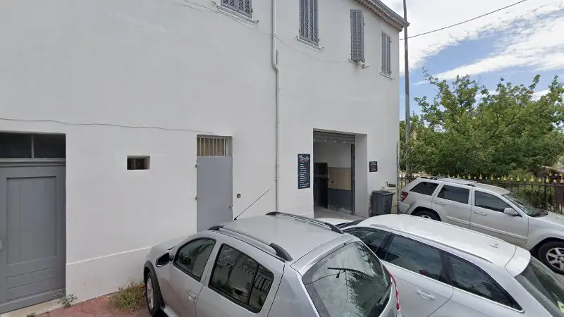 Vue de la rue devant Stepan Carrosserie, La Ciotat