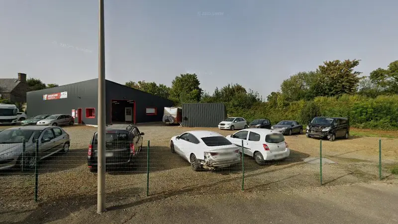 Vue de la rue devant Carrosserie Dupont, Vire Normandie