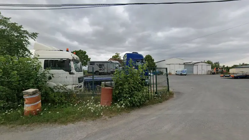 Vue de la rue devant G4 Autos, Bourgogne-Fresne